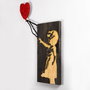Wallity Banksy - 15-1 Accesorio de Pared Decorativo de Madera y Metal